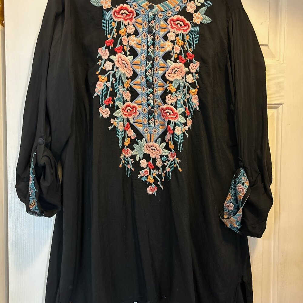 Johnny Was  Dark Blue Tunic  Floral Embroidered V-Neck Roll up button sleeves